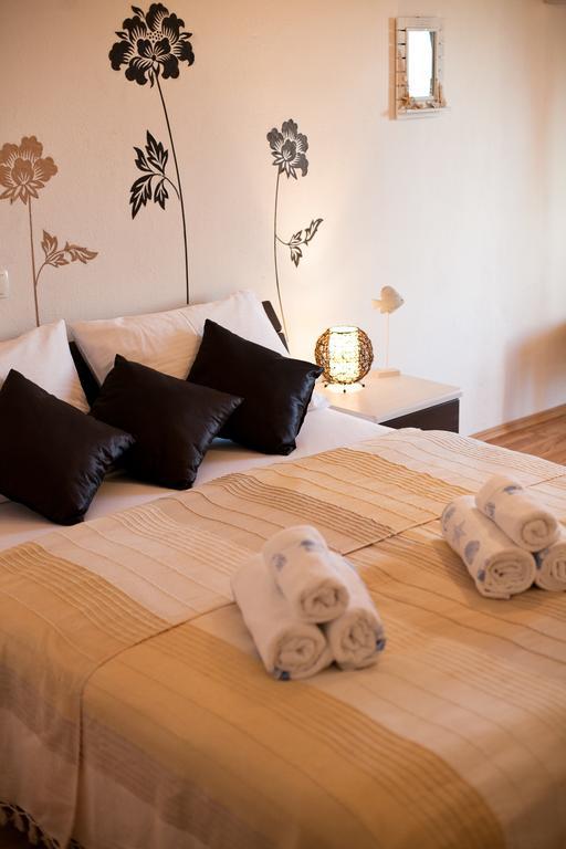 Apartments Mediterranea With Heated Pool Pisak Buitenkant foto
